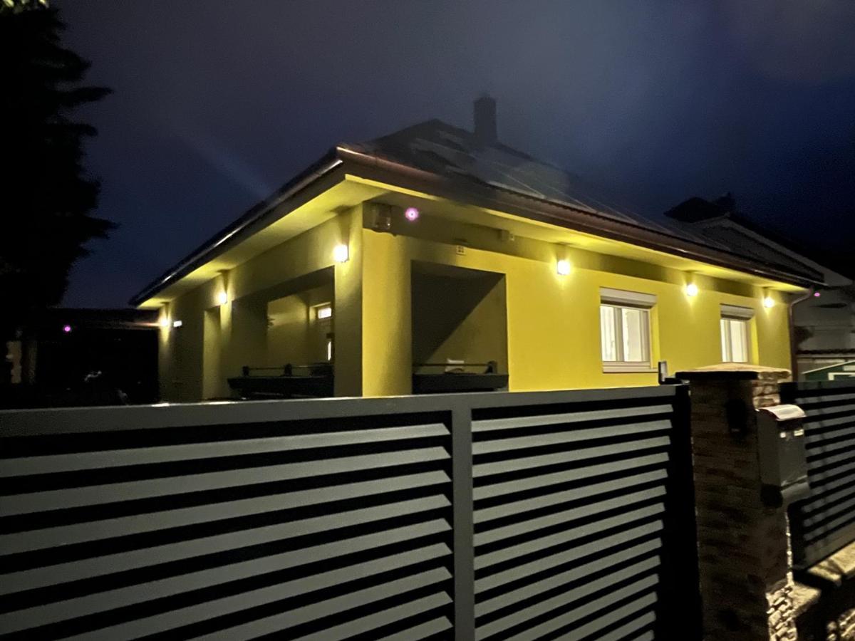 Star Street Home Mosonmagyaróvár Exteriör bild